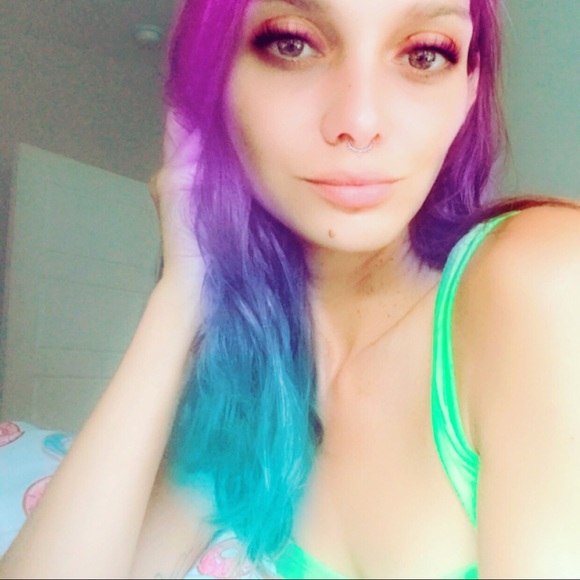 Meet your Posher, Tiffani - Picture 3 of 8